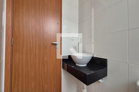 Banheiro de apartamento à venda com 2 quartos, 45m² em Vila Satúrnia, Campinas