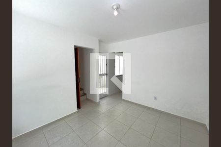 Sala de casa para alugar com 2 quartos, 70m² em Vila Valqueire, Rio de Janeiro