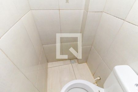 Banheiro de kitnet/studio para alugar com 1 quarto, 16m² em Parque Savoi City, São Paulo