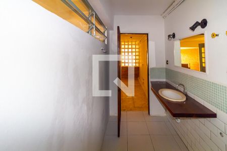 Banheiro de casa para alugar com 1 quarto, 60m² em Vila Paulo Silas, São Paulo