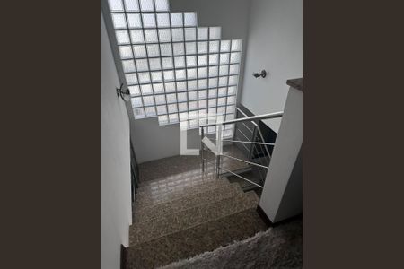 escada de casa de condomínio para alugar com 4 quartos, 357m² em Vila Zeze, Jacareí