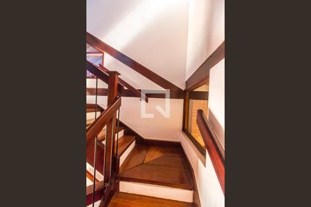 Escada de casa de condomínio para alugar com 5 quartos, 810m² em Alphaville Residencial Um, Barueri