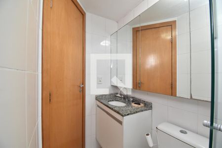 Banheiro de kitnet/studio para alugar com 1 quarto, 27m² em Centro, Curitiba