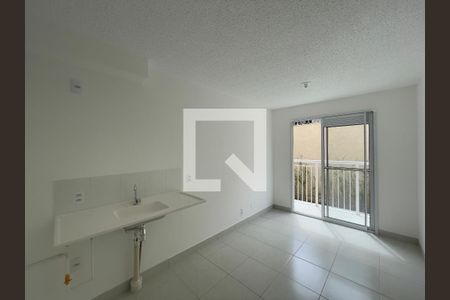 Sala e Cozinha de apartamento para alugar com 2 quartos, 32m² em Vila Carmosina, São Paulo