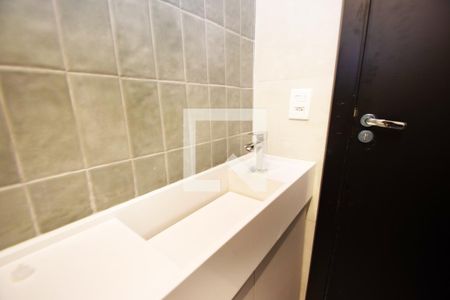 banheiro de kitnet/studio para alugar com 1 quarto, 28m² em Alto de Pinheiros, São Paulo