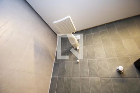 banheiro de kitnet/studio para alugar com 1 quarto, 28m² em Alto de Pinheiros, São Paulo