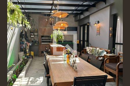 Casa à venda com 4 quartos, 250m² em Indianópolis, São Paulo