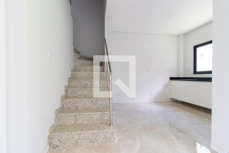 Escada de casa de condomínio para alugar com 2 quartos, 110m² em Uberaba, Curitiba