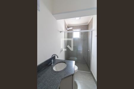 Banheiro de apartamento à venda com 1 quarto, 53m² em Centro, Campinas