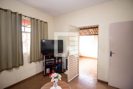 Sala de casa à venda com 3 quartos, 250m² em Nacional, Contagem