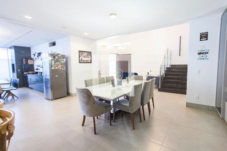 Sala de casa de condomínio para alugar com 4 quartos, 313m² em Granja Marileusa, Uberlândia