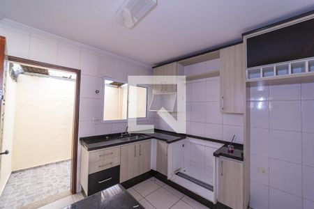 Cozinha de casa de condomínio para alugar com 2 quartos, 55m² em Vila Ré, São Paulo