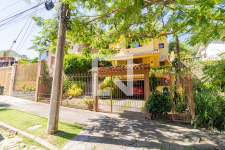 Fachada de casa à venda com 3 quartos, 240m² em Espírito Santo, Porto Alegre
