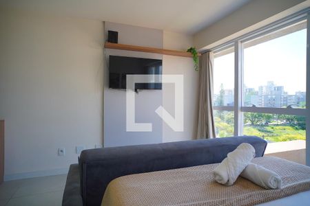 Sala_Quarto de kitnet/studio à venda com 1 quarto, 30m² em Vila Ipiranga, Porto Alegre