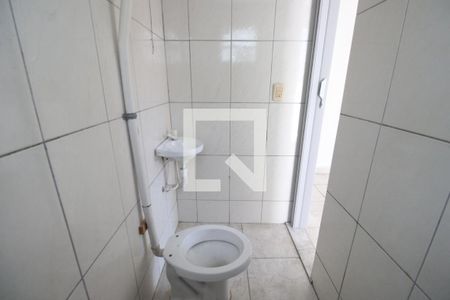 Banheiro de kitnet/studio para alugar com 1 quarto, 25m² em Taquara, Rio de Janeiro