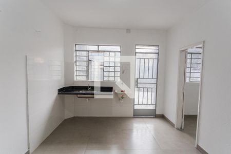Sala/Cozinha de kitnet/studio para alugar com 1 quarto, 25m² em Santa Efigênia, Belo Horizonte