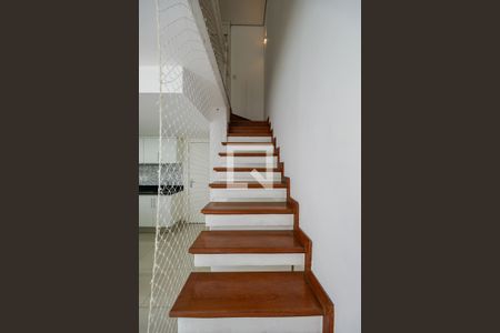 Escada de apartamento para alugar com 1 quarto, 59m² em Jardim Fonte do Morumbi, São Paulo
