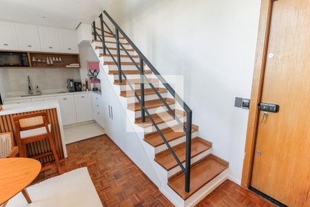 Escada acesso quarto de apartamento à venda com 1 quarto, 85m² em Paraíso do Morumbi, São Paulo