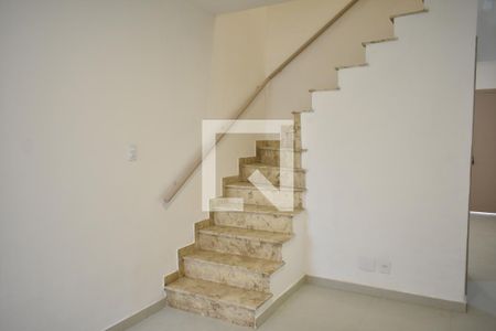 Escada de casa para alugar com 2 quartos, 100m² em Mirandópolis, São Paulo