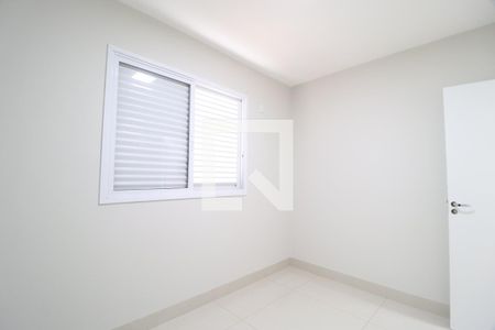Quarto 1 de apartamento para alugar com 2 quartos, 72m² em Santa Mônica, Uberlândia
