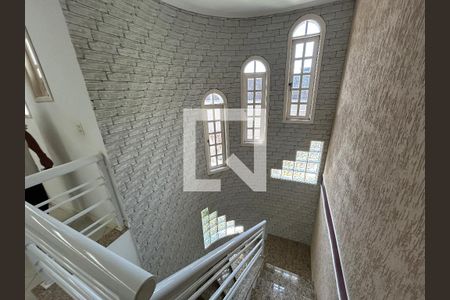 Escada de casa para alugar com 3 quartos, 300m² em Vila Valqueire, Rio de Janeiro