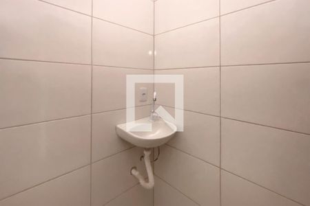 Banheiro de kitnet/studio para alugar com 1 quarto, 25m² em São Marcos, Belo Horizonte