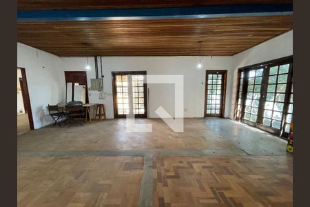 Sala de casa à venda com 5 quartos, 550m² em Vila Pirajussara, São Paulo