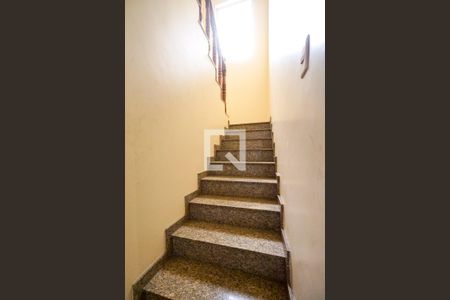 Escada de casa à venda com 8 quartos, 750m² em Vila Carrão, São Paulo