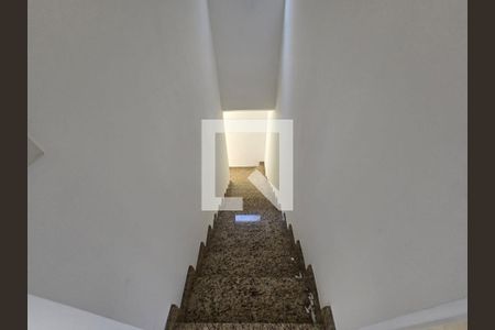 Escada acessoa aos Quartos  de casa para alugar com 3 quartos, 120m² em Jardim Cocaia, Guarulhos