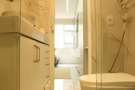 Banheiro de apartamento à venda com 1 quarto, 30m² em Leme, Rio de Janeiro