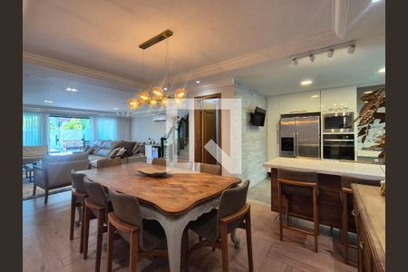 Sala  de casa de condomínio à venda com 4 quartos, 356m² em Recreio dos Bandeirantes, Rio de Janeiro