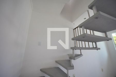 Escada para dormitorios  de casa para alugar com 2 quartos, 88m² em São João do Rio Vermelho, Florianópolis