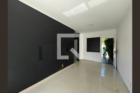 Sala de casa de condomínio para alugar com 2 quartos, 128m² em Jardim Santa Paula, Cotia