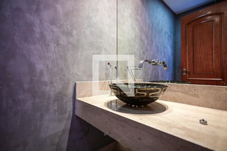 Lavabo de casa de condomínio para alugar com 7 quartos, 375m² em Parque Munhoz, São Paulo