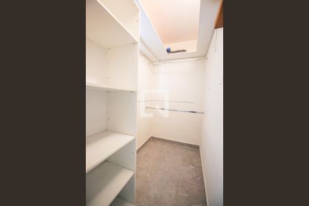 Closet do quarto de casa para alugar com 2 quartos, 120m² em Campo Limpo, São Paulo