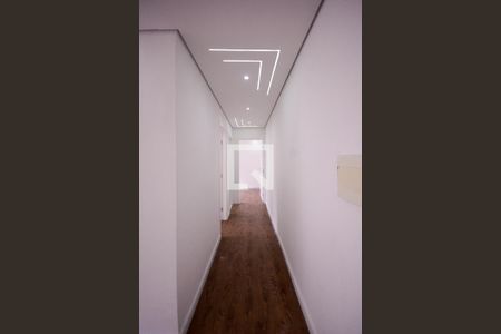 Corredor de acesso aos quartos  de apartamento para alugar com 2 quartos, 45m² em Parque Bristol, São Paulo