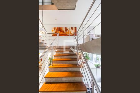 Escada de casa de condomínio à venda com 2 quartos, 730m² em Tamboré, Santana de Parnaíba