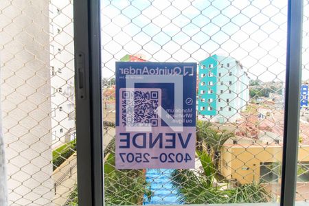 Placa na janela de apartamento à venda com 2 quartos, 47m² em Vila Carmosina, São Paulo