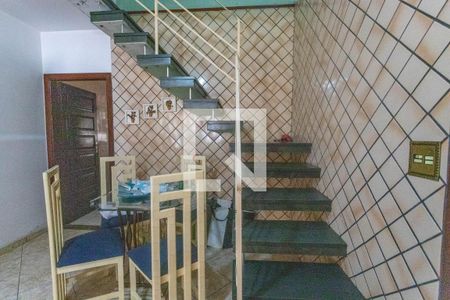 Escada  de casa à venda com 3 quartos, 186m² em Vila Guacuri, Diadema