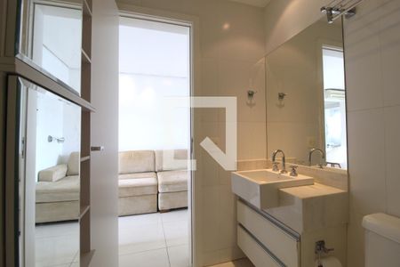 Banheiro de apartamento para alugar com 1 quarto, 48m² em Moema, São Paulo