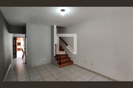 Sala de casa para alugar com 2 quartos, 75m² em Vila Sinha, São Paulo