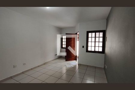 Sala de casa para alugar com 2 quartos, 75m² em Vila Sinha, São Paulo