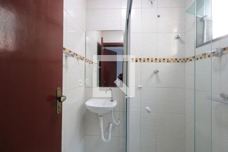 Banheiro da Suíte 1 de casa de condomínio para alugar com 2 quartos, 100m² em Vila Esperança, São Paulo