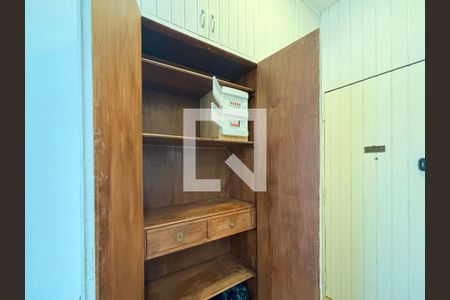 Sala - hall de entrada - armário e painel de luz de apartamento à venda com 2 quartos, 70m² em Copacabana, Rio de Janeiro