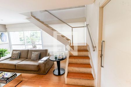 Escada acesso Suítes de apartamento para alugar com 3 quartos, 210m² em Vila Suzana, São Paulo