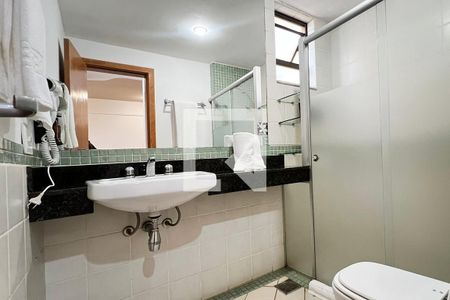 Banheiro de apartamento à venda com 1 quarto, 40m² em Vale do Sereno, Nova Lima