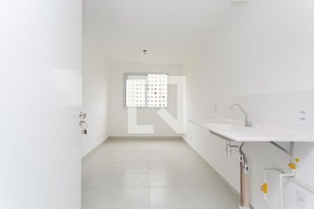 Sala / Cozinha  de apartamento para alugar com 2 quartos, 32m² em Vila Carmosina, São Paulo