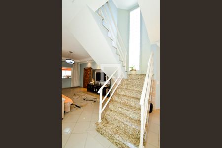 Escada Sala/Quartos de casa à venda com 3 quartos, 200m² em Vila Galvão, Guarulhos