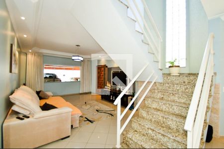 Escada Sala/Quartos de casa à venda com 3 quartos, 200m² em Vila Galvão, Guarulhos