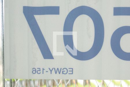 Placa instalada na janela do imóvel - Código da placa: EGWY-156 de apartamento à venda com 2 quartos, 60m² em Conjunto Residencial José Bonifácio, São Paulo